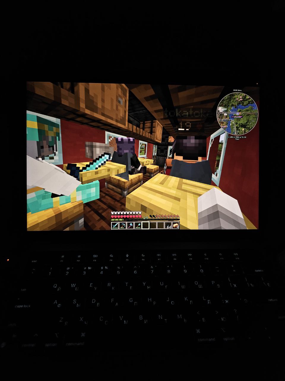 Снимок экрана с моими друзьями, которые едут на поезде в Minecraft