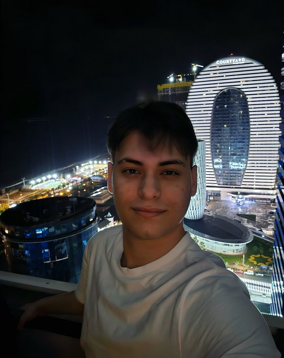 Я на фоне города Батуми ночью