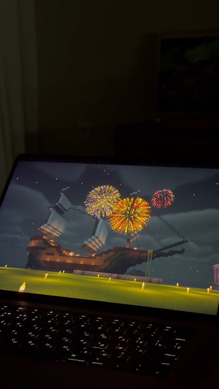 Снимок экрана с фейерверками в небе в Minecraft